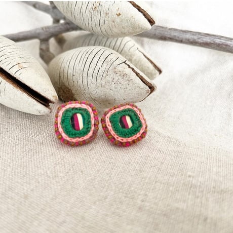 しましま刺繍ピアス　チェーン＋ピンクスパンコール