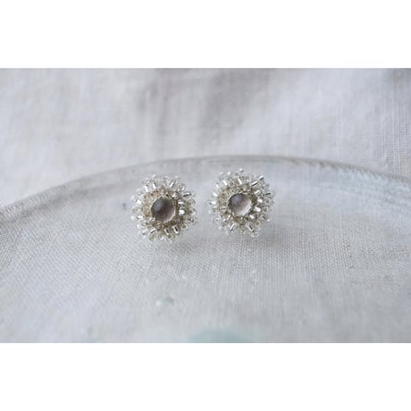 クリスタルとガラスビーズの刺繍ピアス