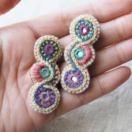 まる3つミラー刺繍ピアス