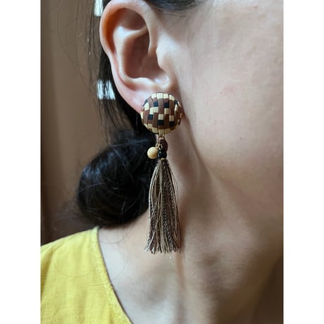 しましまぶつぶつロングタッセルピアス&イヤリング　黒キナリG系