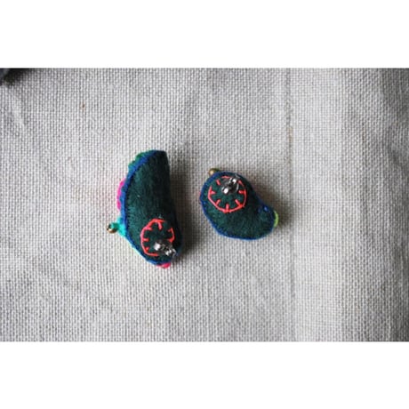 ミラー刺繍のカラフルぽこぽこアシメピアス