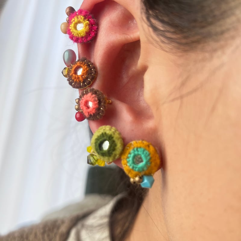 ミラー刺繍とガラスビーズの小さなイヤーカフ グリーン/黄グリーン