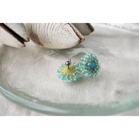 アマゾナイトとガラスビーズの刺繍ピアス