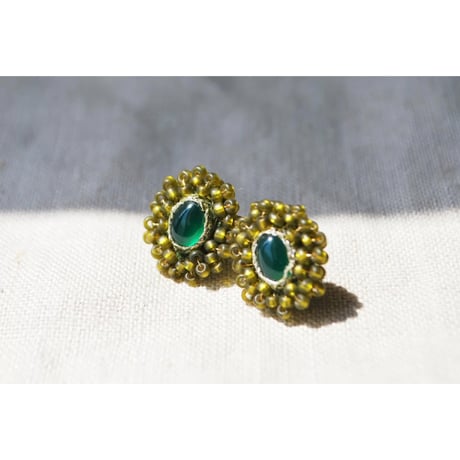 グリーンオニキスとガラスビーズの刺繍ピアス