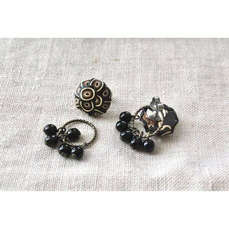 ぶつぶつ丸＋ガラスビーズピアス　black kinari cha 15mm