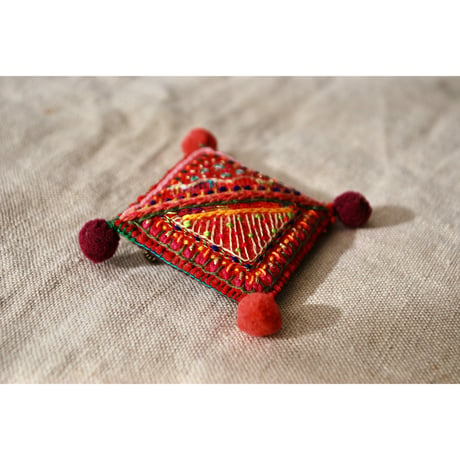 カラフル刺繍のポンポン四角ブローチ　赤系