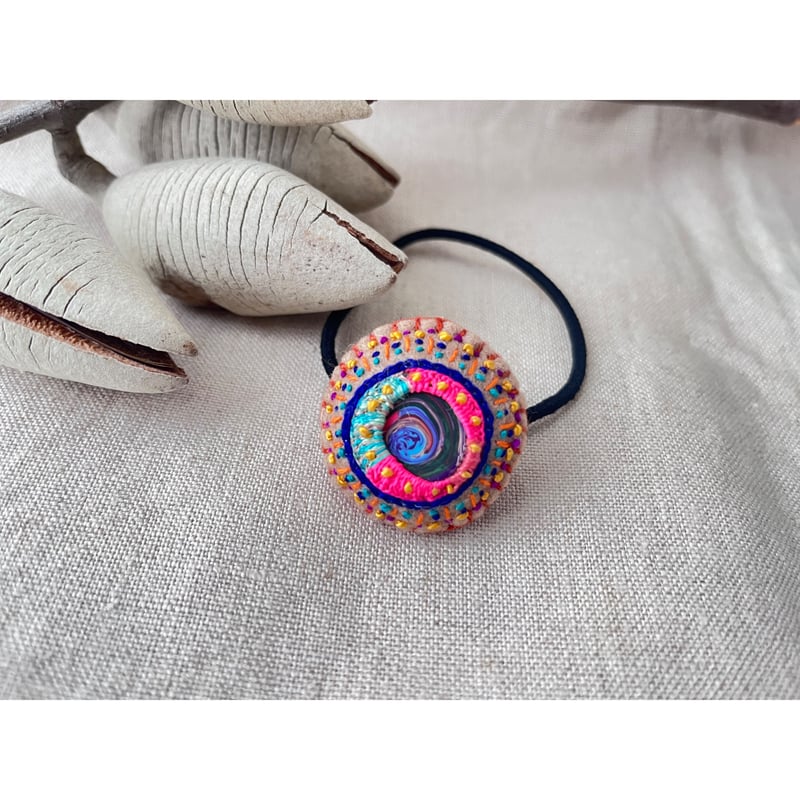 ポリマークレイのパーツを包み込んだ刺繍ヘアゴム 丸 | macree