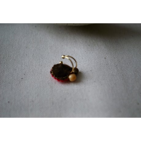 ミラー刺繍とガラスビーズの小さなイヤーカフ　ピンク×黄/ベージュビーズ