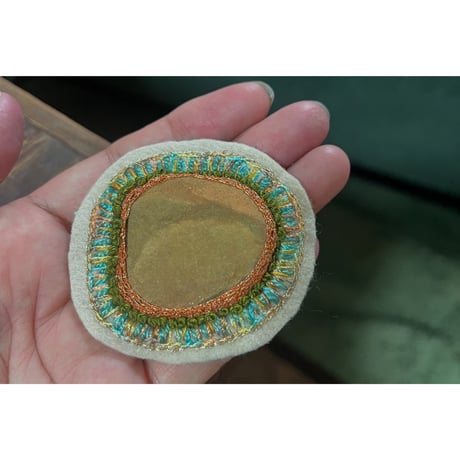 石を包み込んだ刺繍ブローチ