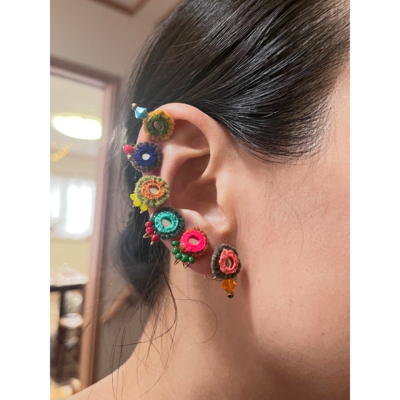 ミラー刺繍とガラスビーズの小さなイヤーカフ グリーン/ターコイズ