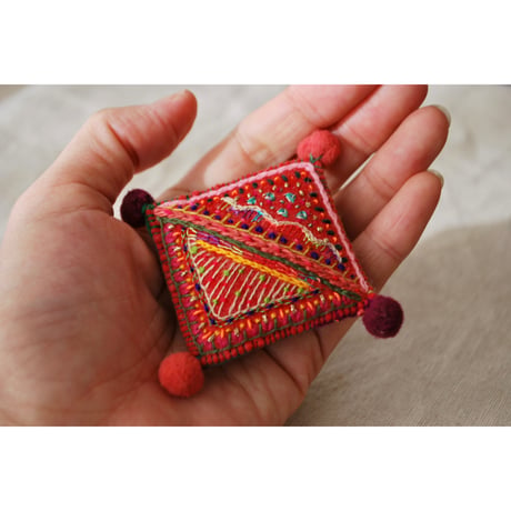 カラフル刺繍のポンポン四角ブローチ　赤系
