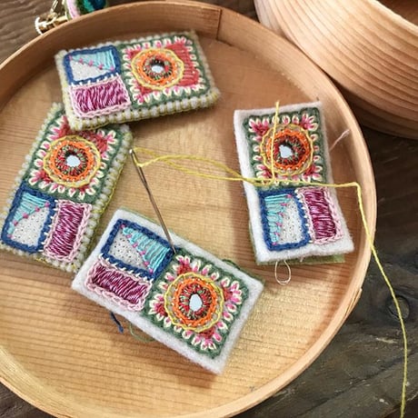 ミラー刺繍のカラフル四角ピアス ・イヤリング