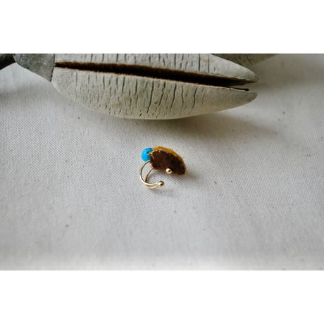 ミラー刺繍とガラスビーズの小さなイヤーカフ　からし×ターコイズ/水色ビーズ