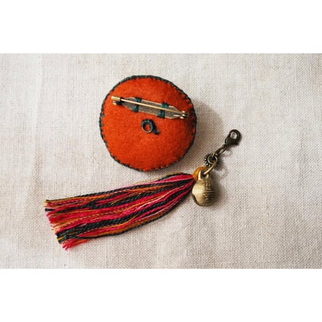 2wayで使えるカラフル刺繍ブローチ　タッセル取り外し可