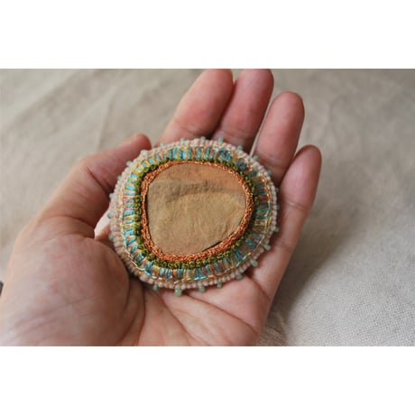石を包み込んだ刺繍ブローチ