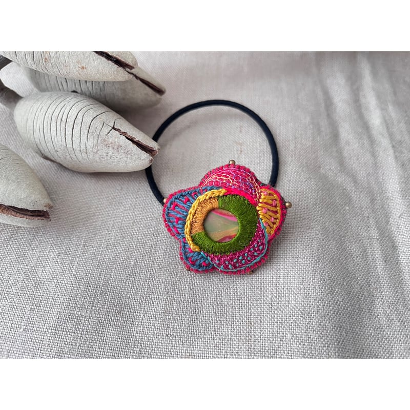 マーブル模様のパーツを刺繍で包み込んだお花みたいなヘアゴム | macree 