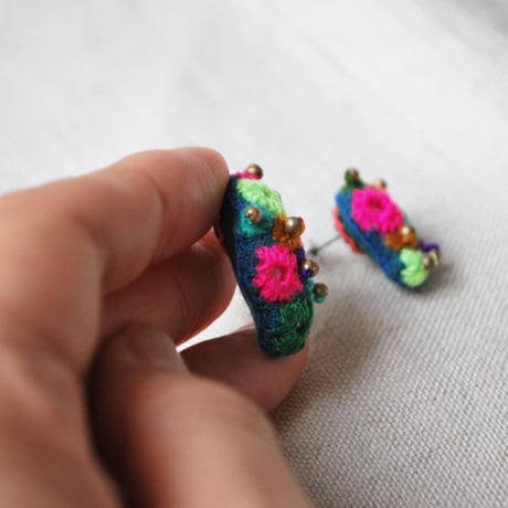 ミラー刺繍のカラフルぽこぽこアシメピアス