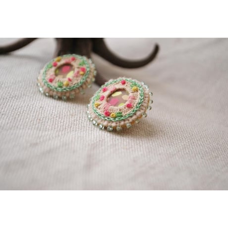 ビーズ刺繍丸ピアス　ベージュ＆優しいカラー