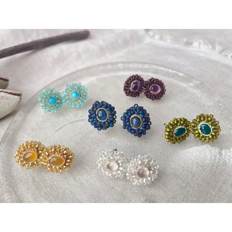 クリスタルとガラスビーズの刺繍ピアス