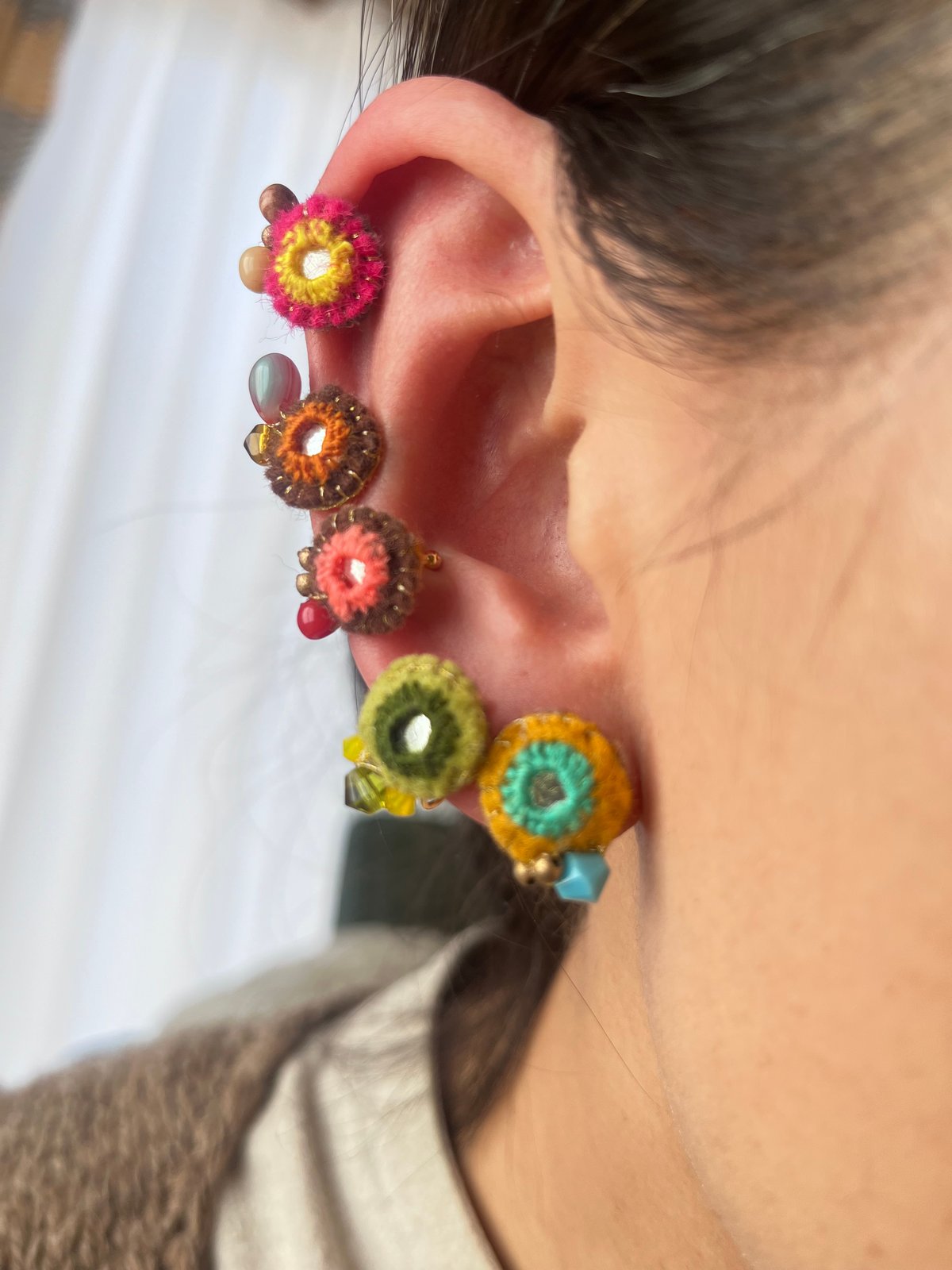 ミラー刺繍とガラスビーズの小さなイヤーカフ 茶×ピンク/赤ビーズ | macree