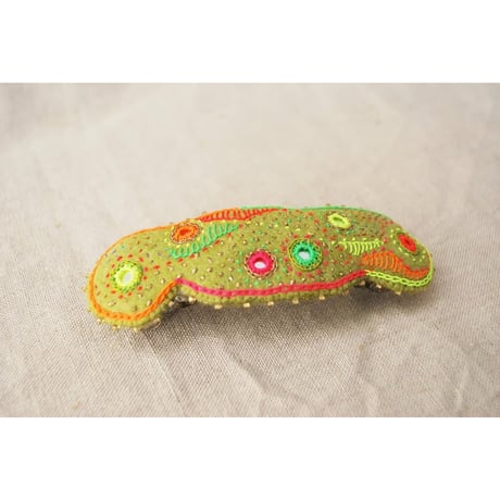 蛍光色がまぶしいミラー刺繍のカラフルバレッタ