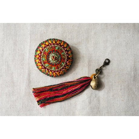 2wayで使えるカラフル刺繍ブローチ　タッセル取り外し可