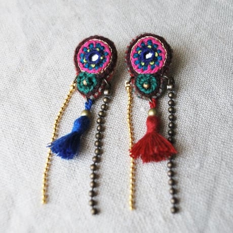 ミラー刺繍のタッセルピアス ＋ボールチェーン　ブルー＆えんじ