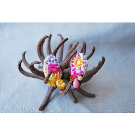ミラー刺繍のアシンメトリーピアス04
