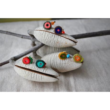 ミラー刺繍とガラスビーズの小さなイヤーカフ　青/赤ビーズ