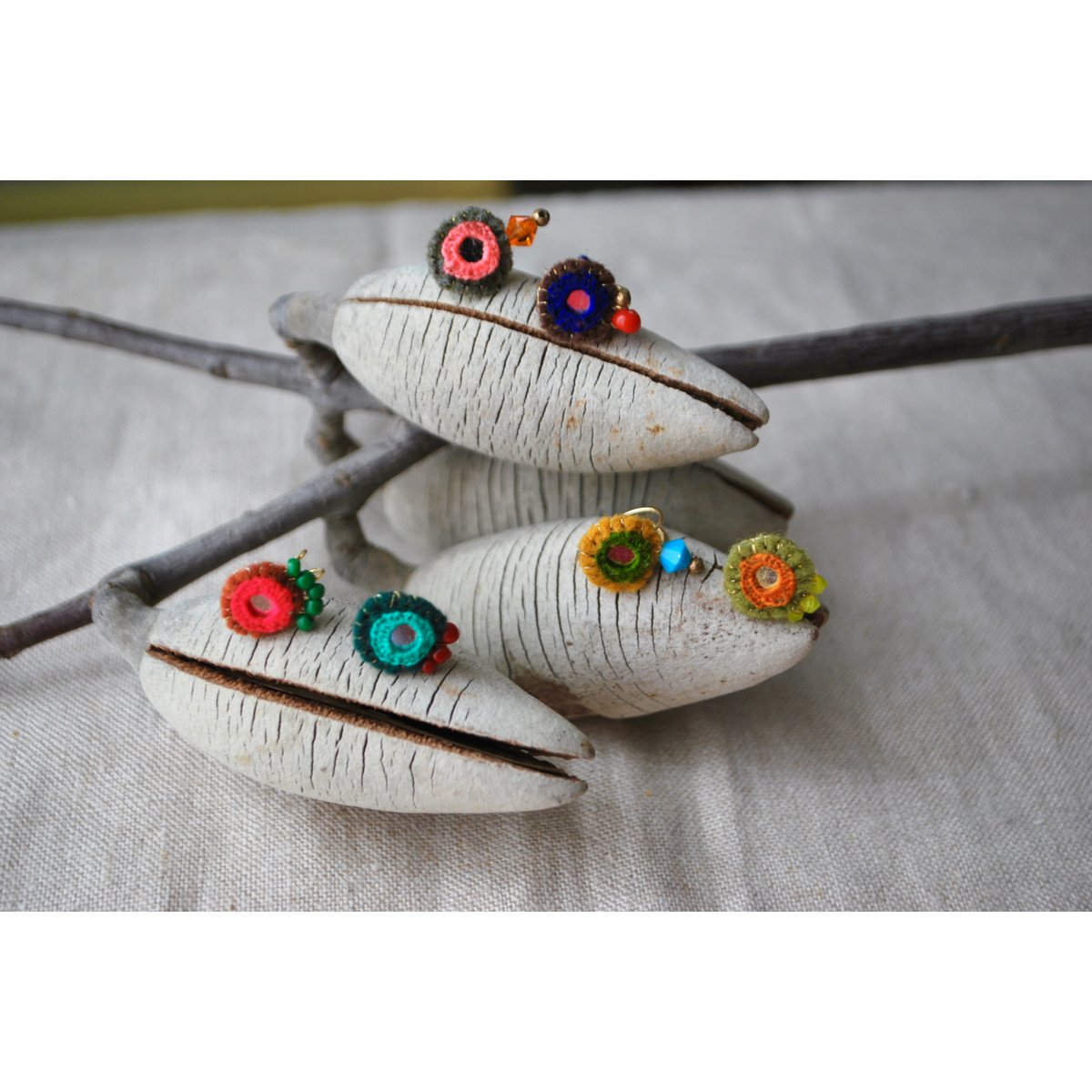 小さなガラスビーズを手刺繍\tHermesGrand Apparat 刺繍スカーフ ミラー刺繍とガラスビーズの小さなイヤーカフ オウドイロ/黄色