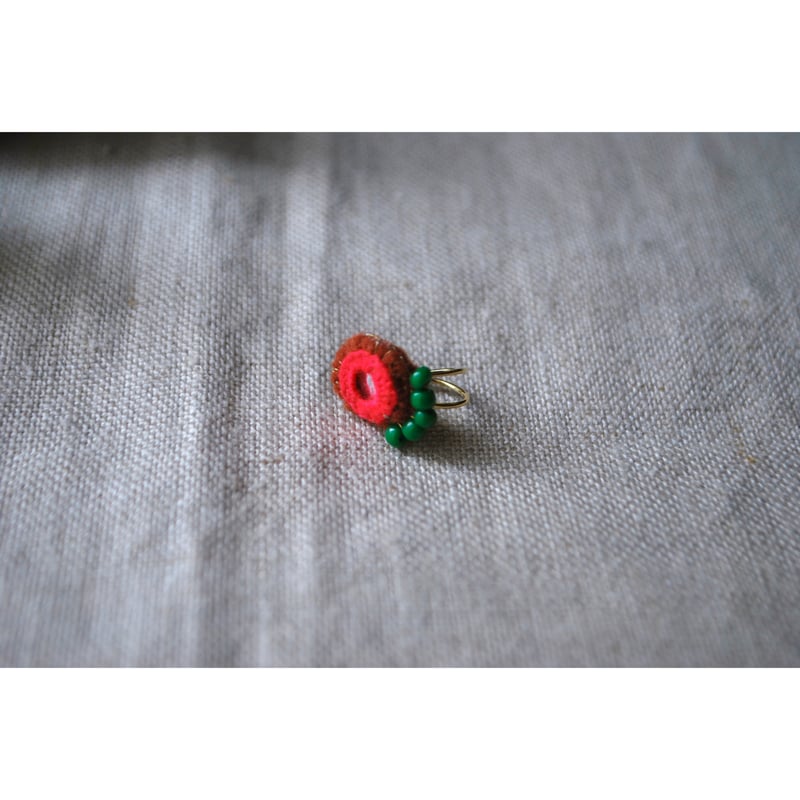 ミラー刺繍とガラスビーズの小さなイヤーカフ ピンク/グリーンビーズ