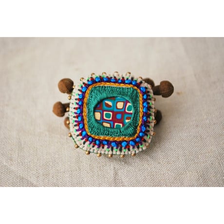 柄のパーツを刺繍で包み込んだ大きめ四角のポニーフック