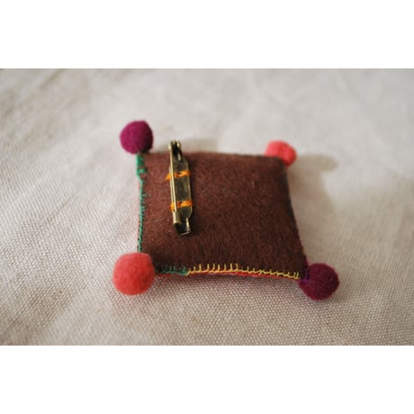 カラフル刺繍のポンポン四角ブローチ　赤系