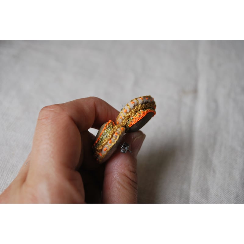 石を包みこんだ左右非対称なピアス 蛍光オレンジ | macree