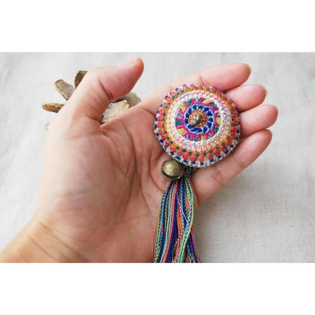 2wayで使えるカラフル刺繍ブローチ　タッセル取り外し可  ブルー系