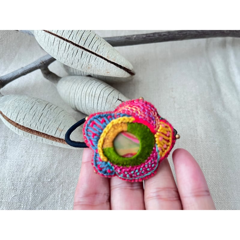 マーブル模様のパーツを刺繍で包み込んだお花みたいなヘアゴム | macree 