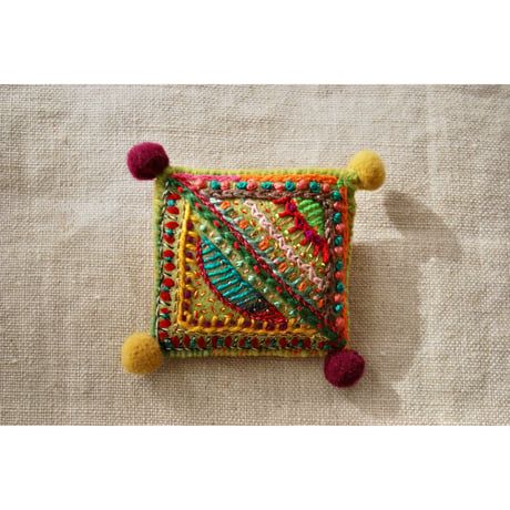 カラフル刺繍のポンポン四角ブローチ　黄緑ベース