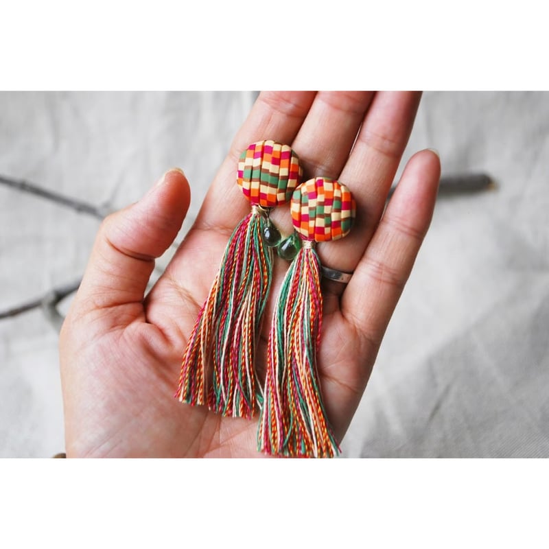 しましまぶつぶつロングタッセルピアス&イヤリング ピンクオレンジ系