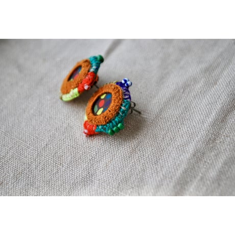 カラフルなパーツを包み込んだ色いっぱい刺繍ピアス