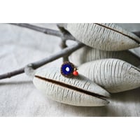 ミラー刺繍とガラスビーズの小さなイヤーカフ　青/赤ビーズ