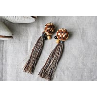 しましまぶつぶつロングタッセルピアス&イヤリング　黒キナリG系