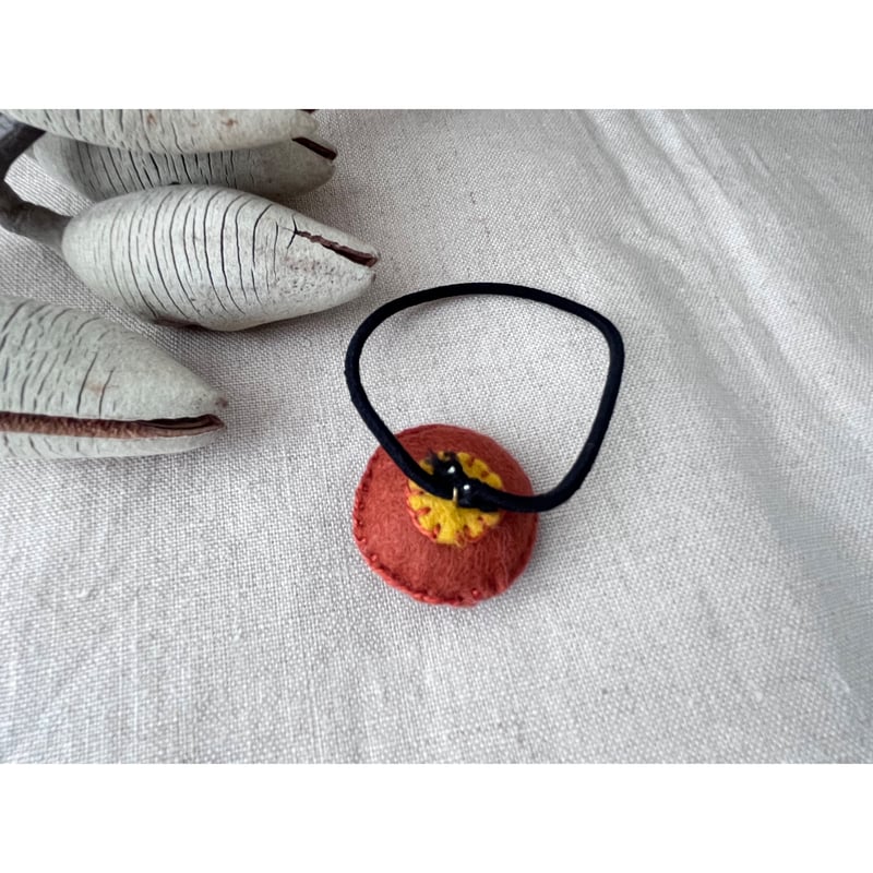 ポリマークレイのパーツを包み込んだ刺繍ヘアゴム 丸 | macree