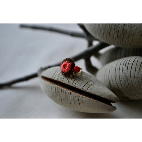 ミラー刺繍とガラスビーズの小さなイヤーカフ　茶×ピンク/赤ビーズ