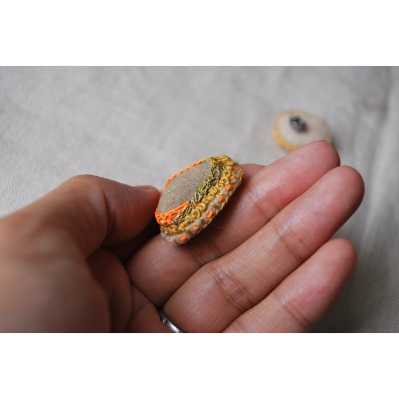 石を包みこんだ左右非対称なピアス 蛍光オレンジ | macree