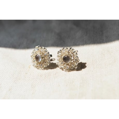 クリスタルとガラスビーズの刺繍ピアス