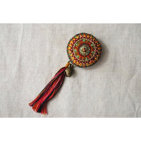2wayで使えるカラフル刺繍ブローチ　タッセル取り外し可