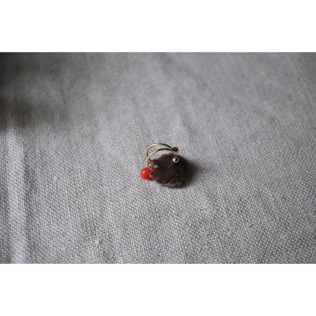 ミラー刺繍とガラスビーズの小さなイヤーカフ　青/赤ビーズ