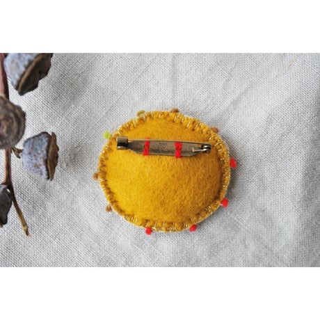 ポリマークレイと刺繍のダエンブローチ　ゴールドビーズ