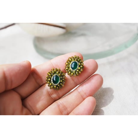 グリーンオニキスとガラスビーズの刺繍ピアス