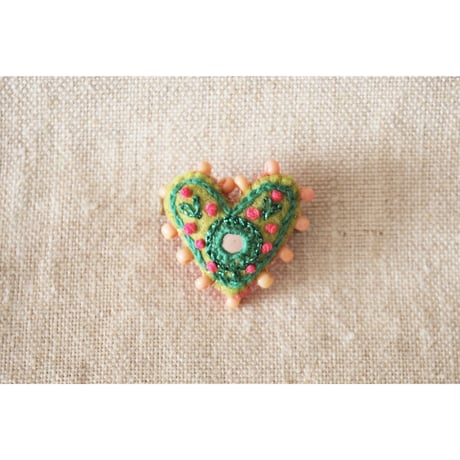ちっちゃなハートのミラー刺繍ブローチ　col.6
